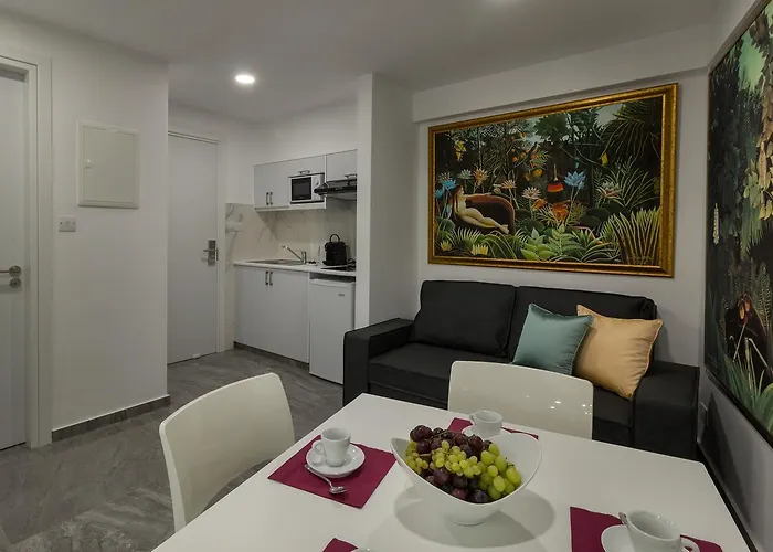 מלון דירות Art & Wine Boutique 4*